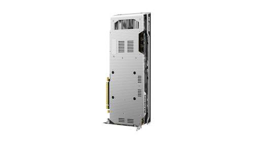 Une carte graphique moderne en argent avec plusieurs fentes de ventilation. Elle possède une grande surface de refroidissement et une barre de connexion pour se raccorder à l'ordinateur.
