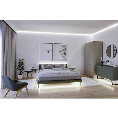 Une chambre moderne avec un lit double, deux tables de chevet, une armoire, une commode et un fauteuil vert. Deux tableaux sont accrochés au mur.