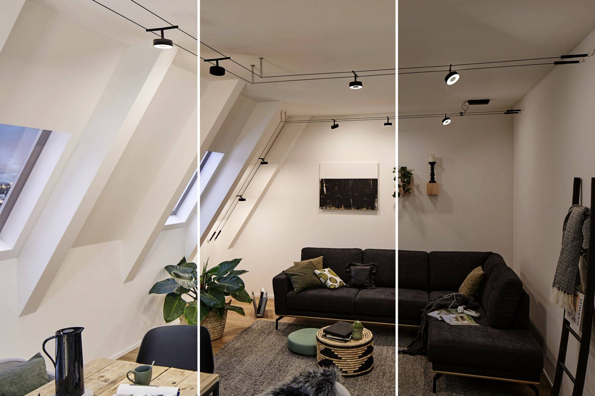 Salon lumineux avec des plafonds en pente, un grand canapé, des plantes et un éclairage moderne. Une table avec des tasses est placée à gauche au premier plan.