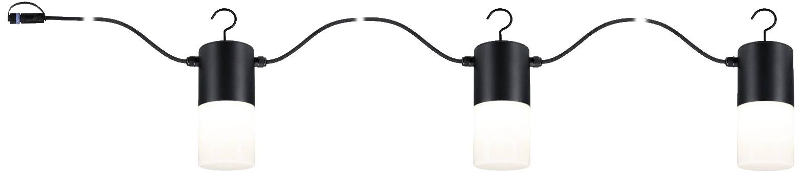 Trois lampes suspendues noires avec des abat-jour blancs, réparties uniformément sur un long câble, devant un fond blanc.