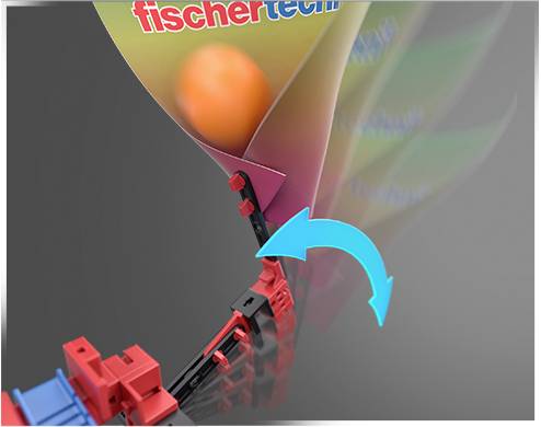 Un bras robotique plie une feuille de papier colorée portant l'inscription « fischertechnik ». Une flèche bleue indique la direction du mouvement.