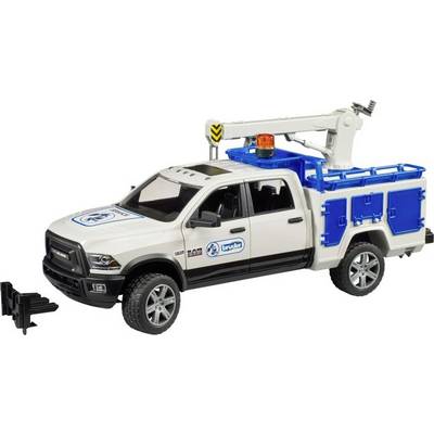 Un camion-jouet avec une nacelle élévatrice, équipé d'une grue mobile et d'un gyrophare, arbore le logo de la marque sur la portière.
