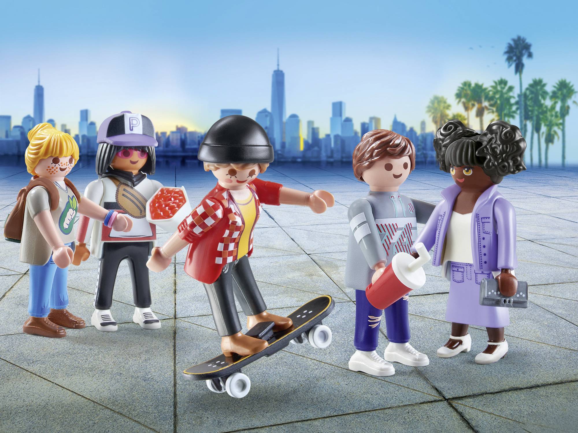 Figurines de jouets dans un décor urbain : Un personnage fait du skateboard, tandis que d'autres interagissent joyeusement. Au fond, une skyline est visible.
