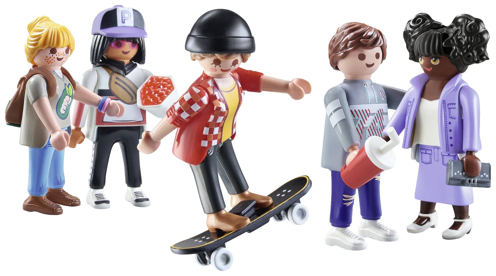 Trois figurines Playmobil regardent une figurine debout sur une planche à roulettes au premier plan. Deux autres figurines discutent entre elles.