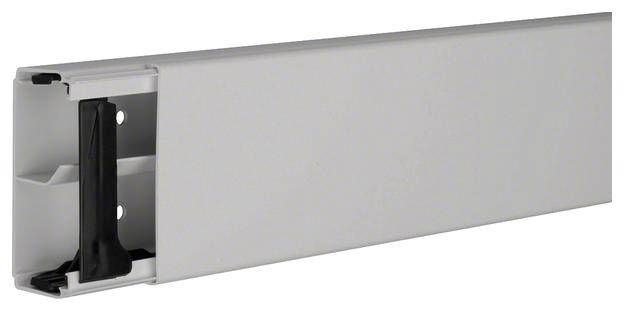 Un chenal de câbles rectangulaire blanc avec un couvercle noir amovible.