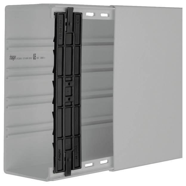 Un coffret en saillie blanc de Hager, présenté de profil avec un couvercle noir, est utilisé pour un montage encastré dans les murs.