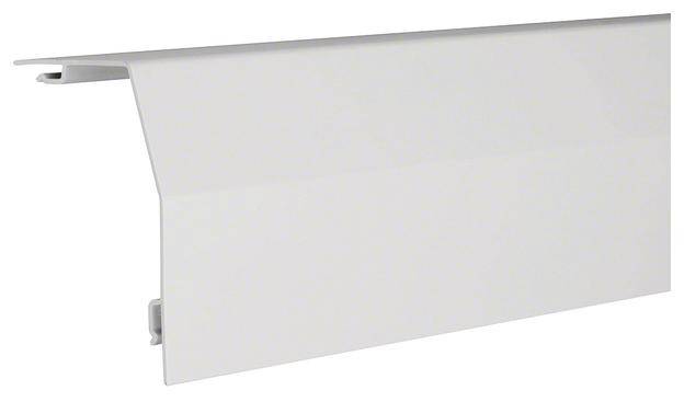 Une bande de recouvrement blanche en plastique, rectangulaire, avec une lèvre légèrement relevée vers le haut. Souvent utilisée pour les finitions de bords.