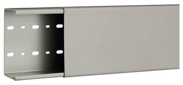 Couvercle métallique argenté, rectangulaire, avec des trous sur les côtés. Il semble adapté à des applications industrielles ou de construction.