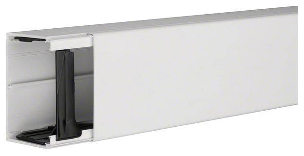 Un chemin de câbles blanc, rectangulaire, avec un couvercle amovible et un support de câbles intégré, adapté à la gestion propre et organisée des câbles.