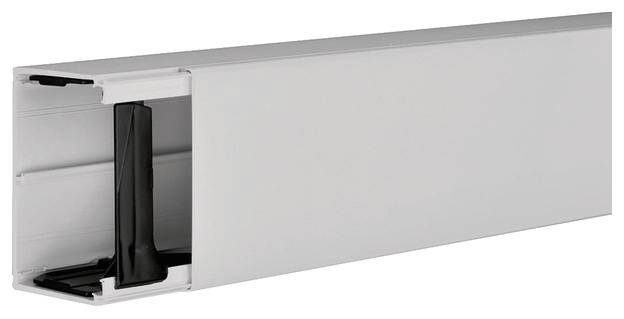 Un goulotte rectangulaire blanche avec une ouverture latérale présente un joint intérieur noir et flexible.