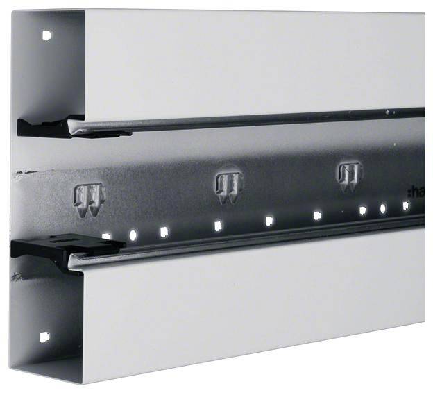 Rail métallique de section rectangulaire avec des trous poinçonnés, adapté pour le montage de composants électriques.