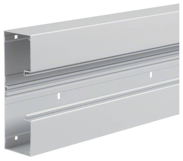 Un profilé en aluminium argenté avec une section rectangulaire et plusieurs rainures pour éléments de fixation.