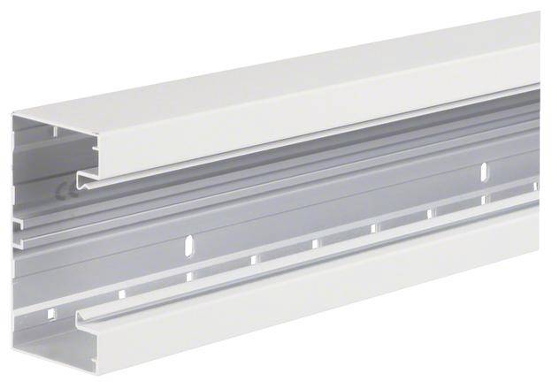 Profilé en métal en forme de L utilisé pour la fixation de goulottes de câbles ou de conduites électriques. Surface argentée avec des découpes latérales.