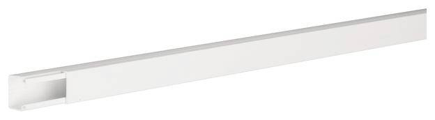 Un chenal de câbles blanc en plastique, rectangulaire, ouvert sur la gauche. Idéal pour dissimuler les câbles à l'intérieur.