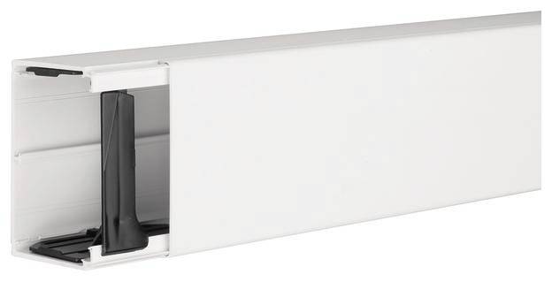 Un chenal de câbles rectangulaire, blanc, avec un matériau intérieur noir.