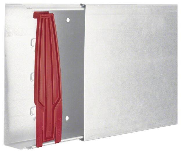 Plaque métallique avec une partie en plastique rouge sur le côté, probablement un composant destiné à des applications techniques.