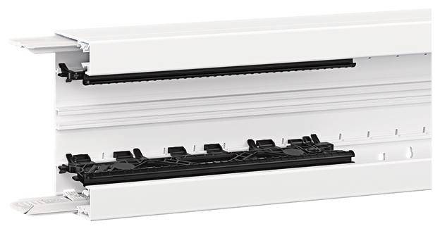 Une coupe transversale d'un profilé en plastique blanc avec un joint noir, probablement partie intégrante d'un système de cadre de fenêtre ou de porte.