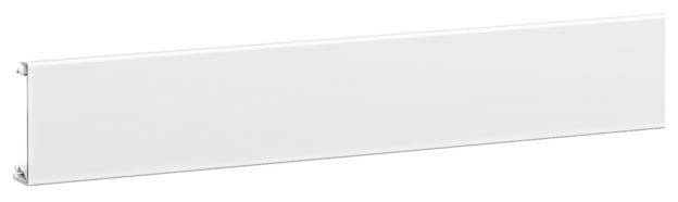 Plinthe blanche, rectangulaire et longue, pour habiller le mur.