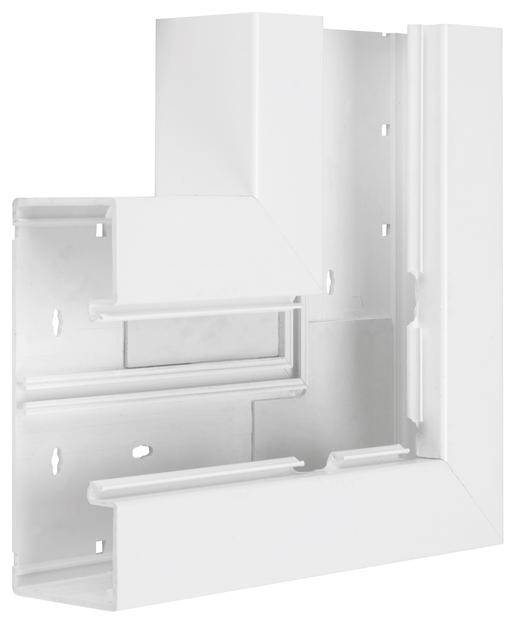 Profilé d'angle en plastique blanc avec des évidements préformés, utilisé pour la jonction de panneaux de façade aux angles des bâtiments.
