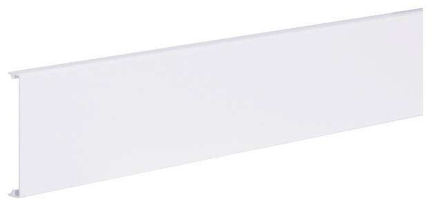 Barre rectangulaire blanche en plastique, probablement un cache ou une plinthe, sur un fond blanc.