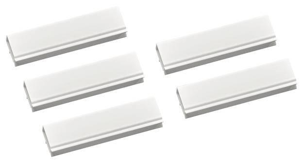 Cinq pièces en plastique blanches et rectangulaires, disposées uniformément côte à côte, sur un fond blanc.