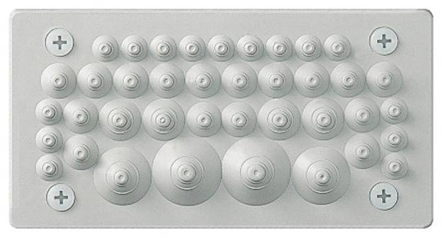 Plaque grise avec 31 boutons bombés disposés en cinq rangées, allant du plus petit au plus grand. Un signe plus est placé en haut à gauche et un autre en haut à droite.