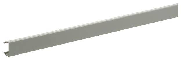 Rail métallique gris, allongé et rectangulaire, adapté pour une utilisation comme rail de guidage ou élément de fixation dans des constructions.