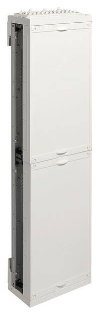 Un placard blanc, vertical et rectangulaire avec une façade fermée, probablement un armoire de distribution ou un coffret technique pour des applications techniques.