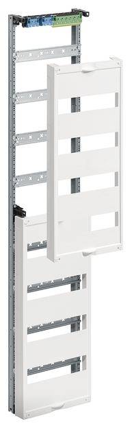 Un armoire électrique distribuée avec des panneaux ouverts. Plusieurs rangées pour la fixation de composants électriques sont visibles.