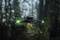 Un drone vole dans une forêt brumeuse, équipé de lumières vertes sur ses ailes. L'arrière-plan est flou avec des arbres.