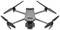 Un drone gris à quatre rotors, avec des caméras à l'avant. Le nom du modèle 'Mavic 3 Pro' est visible sur le côté.