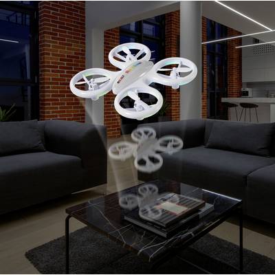 Un drone plane au-dessus d'une table en marbre dans un salon moderne aux lignes épurées, situé entre deux canapés sombres.