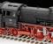 Modèle d'une locomotive à vapeur historique, noir et rouge, vue latérale. Les roues, la chaudière et la cabine de conduite sont visibles.