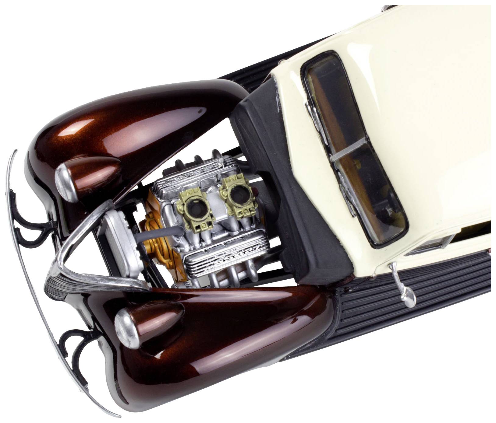 Voiture classique avec le capot ouvert, révélant un moteur détaillé et une carrosserie brillante en blanc et marron.