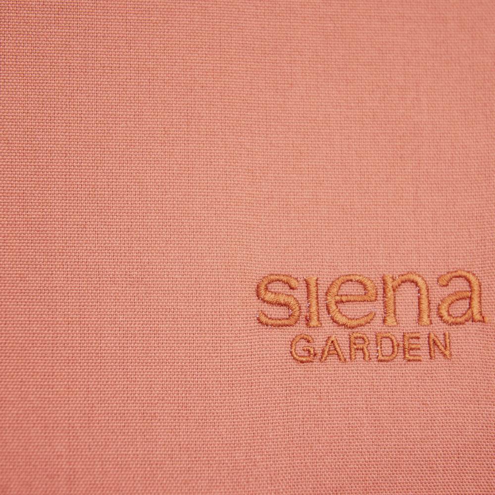 Tissu rouge avec inscription brodée 'Siena Garden'.