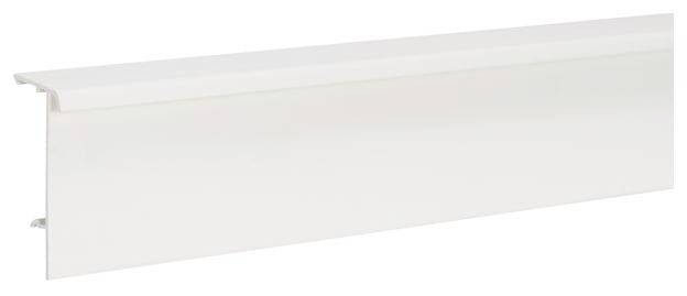 Élément de finition mural en PVC blanc de forme rectangulaire. Utilisé pour couvrir les bords ou les transitions dans les espaces intérieurs.
