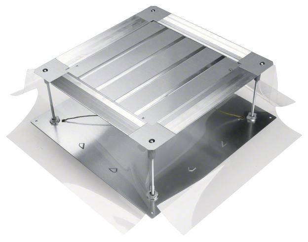 Support métallique carré avec quatre tiges et vis sur une base plate. Quelques câbles sont visibles.