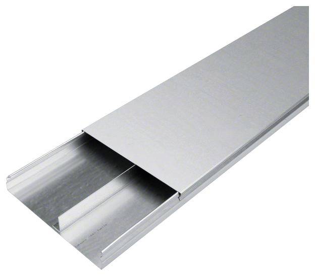 Conduit de ventilation en métal à section rectangulaire, adapté aux systèmes de ventilation dans les bâtiments.