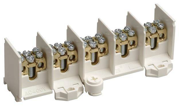 Un bloc de distribution électrique avec cinq bornes en métal et en plastique, adapté pour la connexion et la distribution de câbles.