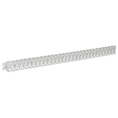 Un long canal de câbles flexible en blanc, pour organiser les câbles sous les bureaux. Idéal pour les espaces de travail de bureau ou à domicile.