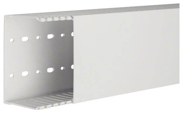 Un conduit de câbles rectangulaire blanc avec plusieurs trous et fentes sur les côtés. Adapté pour l'organisation et la gestion des câbles.