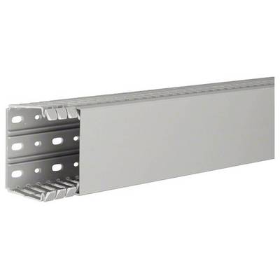 Un conduit de câbles métallique gris avec des fentes d'aération sur les côtés. Utilisé pour regrouper et acheminer proprement les câbles.