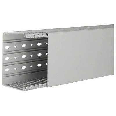 Goulotte de câbles grise avec des ouvertures d'aération étroites sur le côté, adaptée à la gestion et à l'organisation des câbles dans les installations électriques.