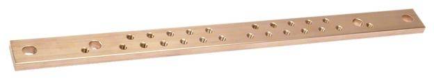 Barrette de cuivre avec plusieurs trous ronds de différentes tailles sur un fond blanc, servant de connexion électrique.