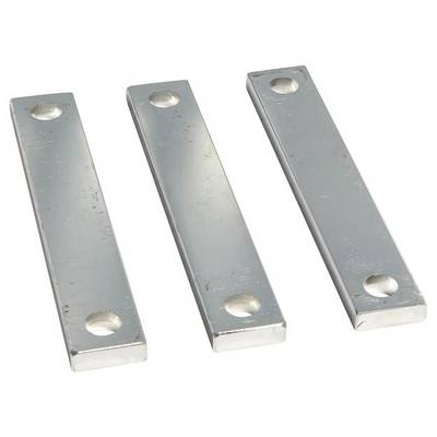 Trois plaques rectangulaires en métal avec des angles arrondis et un trou à chaque extrémité, disposées parallèlement les unes à côté des autres.