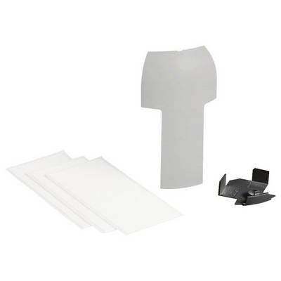 Un composant en plastique et trois plaques plates rectangulaires à côté d'un petit clip noir, sur un fond blanc.