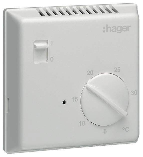 Un thermostat blanc avec le logo Hager, un interrupteur à bascule pour 0 ou 1 et un bouton rotatif de réglage de la température en degrés Celsius.