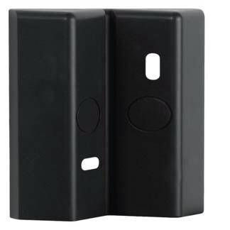 Un boîtier en plastique noir, rectangulaire, avec des angles arrondis, deux ouvertures et un renfoncement au centre de la face avant.