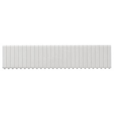 Un radiateur blanc à lamelles verticales, monté sur un mur. Il est destiné à chauffer une pièce.