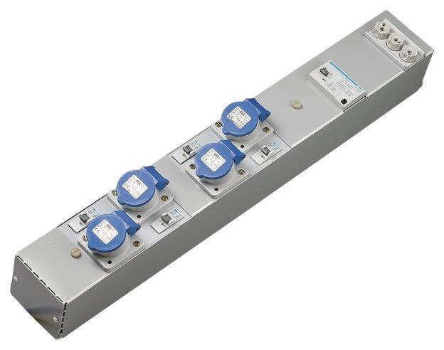Un distributeur de courant métallique avec plusieurs prises électriques bleues et deux prises blanches en haut à droite. Utilisé pour la distribution d'énergie.